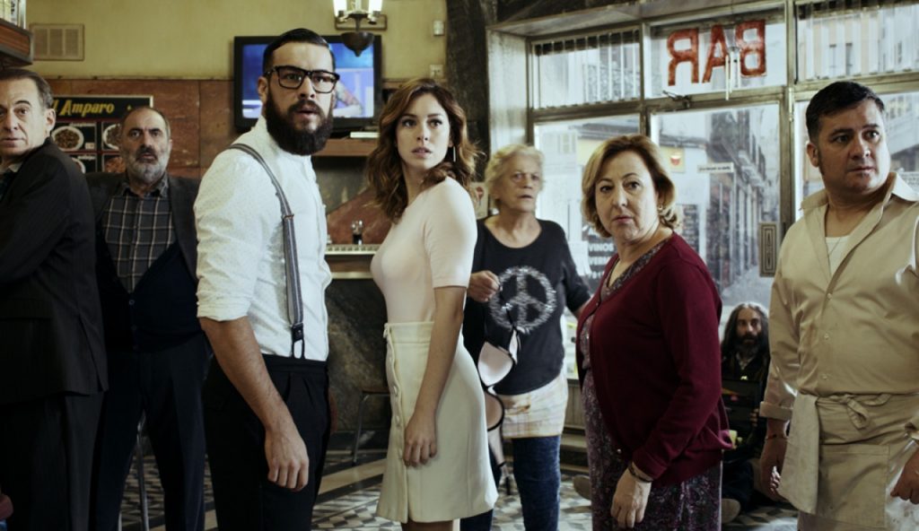 “El bar”, en un Madrid de pasión apocalíptica Grupo de personas en el interior de un bar madrileño, ambiente tenso y dramático con decoración vintage