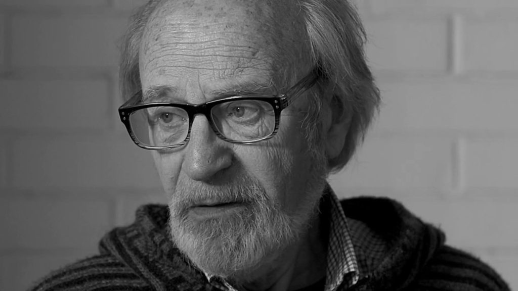 Imagen, historia y representación: "Nada pertenece a la memoria", de José Luis Torres Leiva Hombre mayor con gafas y barba, en fotografía en blanco y negro, mirando hacia la cámara con expresión contemplativa