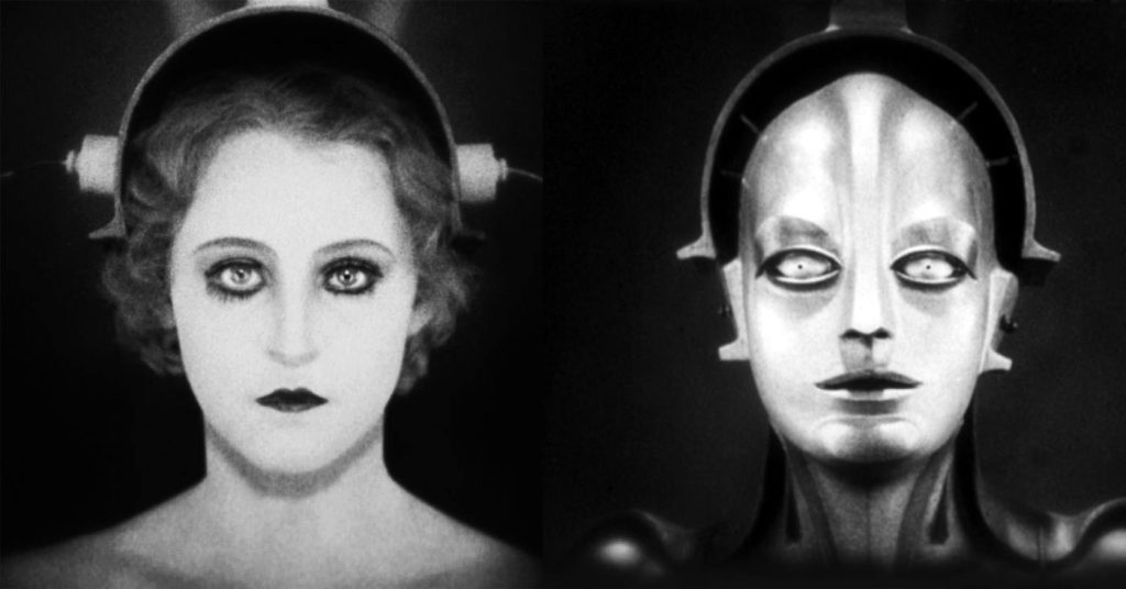 Comparación de dos rostros femeninos con maquillaje artístico simétrico y expresión seria en blanco y negro