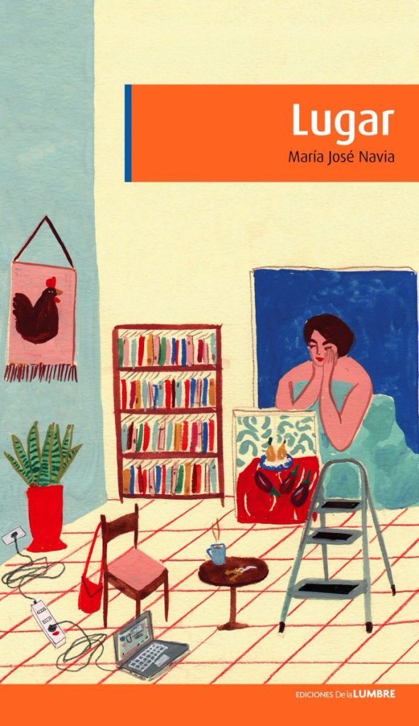 Portada de Lugar de María José Navia. Ilustración de mujer sentada leyendo en sala con libros, plantas y objetos