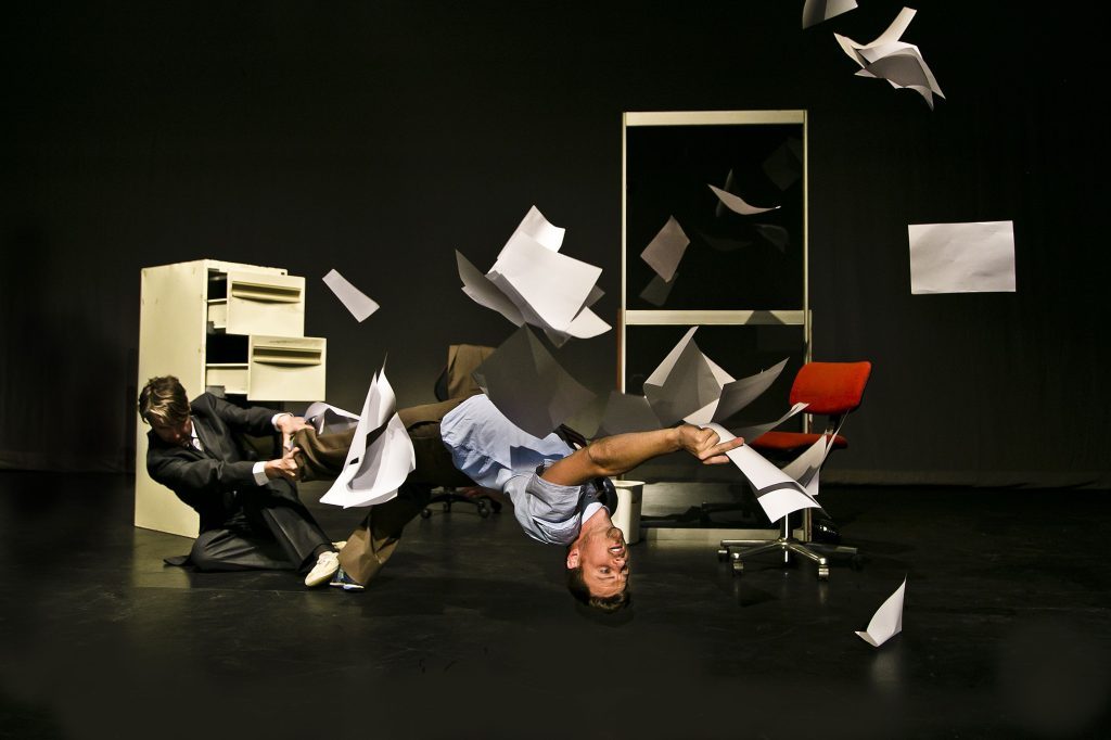 Ciclo Australia Contemporánea en el GAM: Danza "Cock Fight", las velocidades pictóricas del cuerpo Performer en el suelo rodeado de cajas, papeles y objetos volando en escena de danza contemporánea