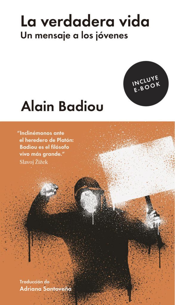 Portada de La verdadera vida de Alain Badiou. Hombre con los brazos levantados sobre fondo naranja texturizado