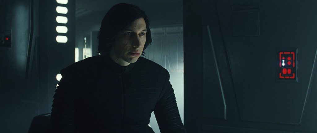 "Star Wars: Episodio VIII - Los últimos Jedi", uno y el Universo Hombre de cabello oscuro en traje negro dentro de nave espacial futurista, iluminación azulada de ciencia ficción