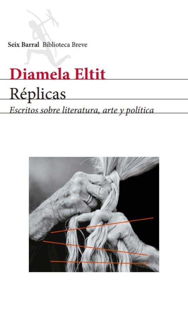Manos de Diamela Eltit, escritora chilena, sosteniendo un libro en blanco y negro