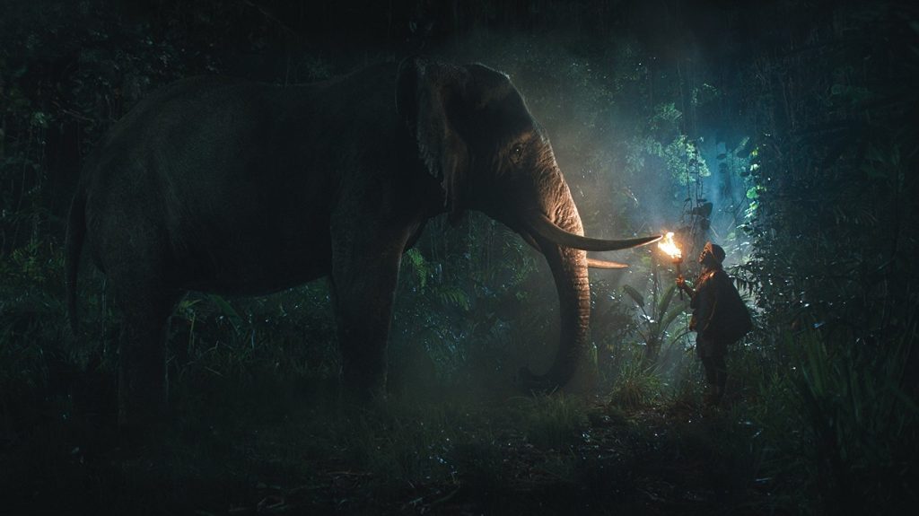 "Jumanji: En la selva": La magia de una película Escena nocturna en la selva con personajes entre ruinas antiguas iluminadas, ambiente místico y aventurero