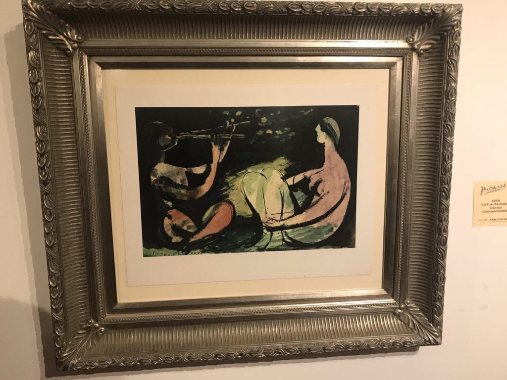 Grabado de Pablo Picasso titulado La flauta doble, enmarcado en marco plateado, obra que muestra figuras abstractas