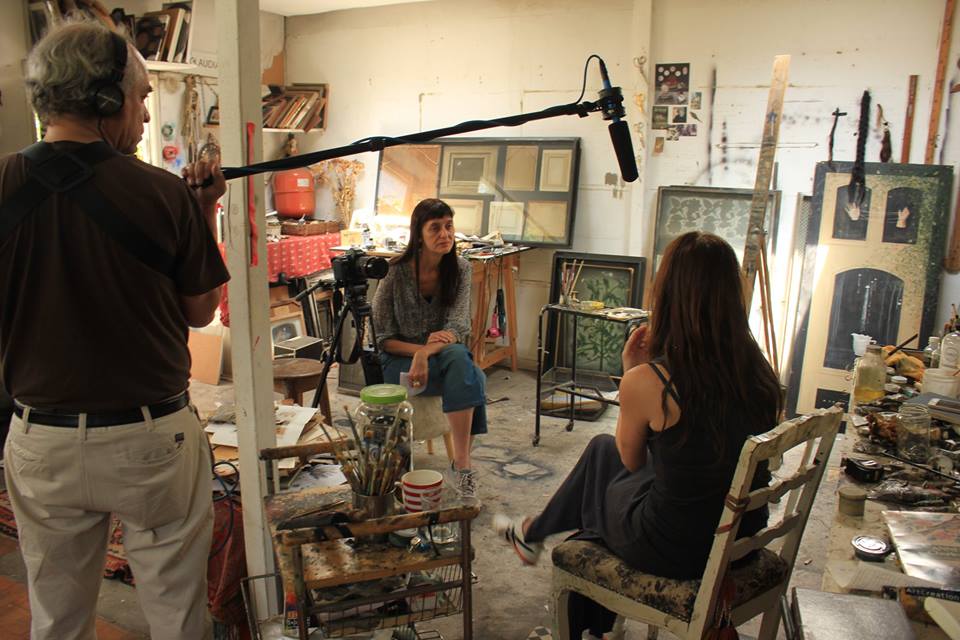 Verónica Rubio en su taller de cine, rodeada de equipos de filmación y material de producción audiovisual de los años 80