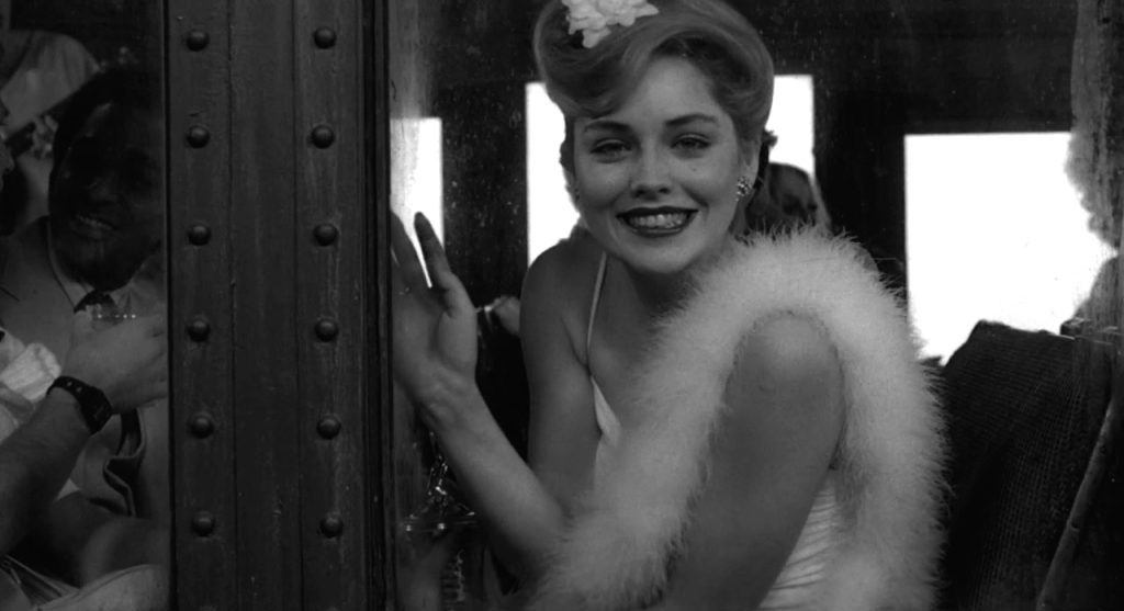 El caleidoscopio de mi sexo: La poesía de Cristina Chain Cristina Chain, poeta chilena, retrato en blanco y negro con abrigo de piel, sonriendo hacia la cámara