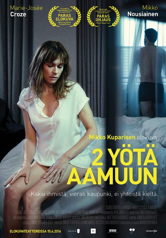"Dos noches hasta mañana": Oda al amor efímero Mujer con cabello oscuro en blusa blanca, reflejada en espejo, póster de película con premios internacionales destacados
