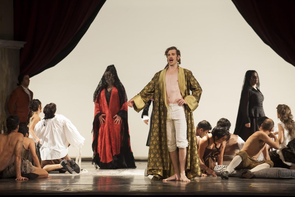 "Don Giovanni", elenco estelar en el Municipal de Santiago: Bajo la estrella de una doña Anna de nivel mundial Escena teatral de Don Giovanni con elenco en vestuarios históricos sobre escenario iluminado