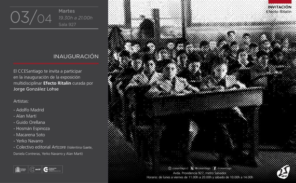 Fotografía en blanco y negro de una sala de cine con espectadores sentados viendo una proyección en pantalla grande