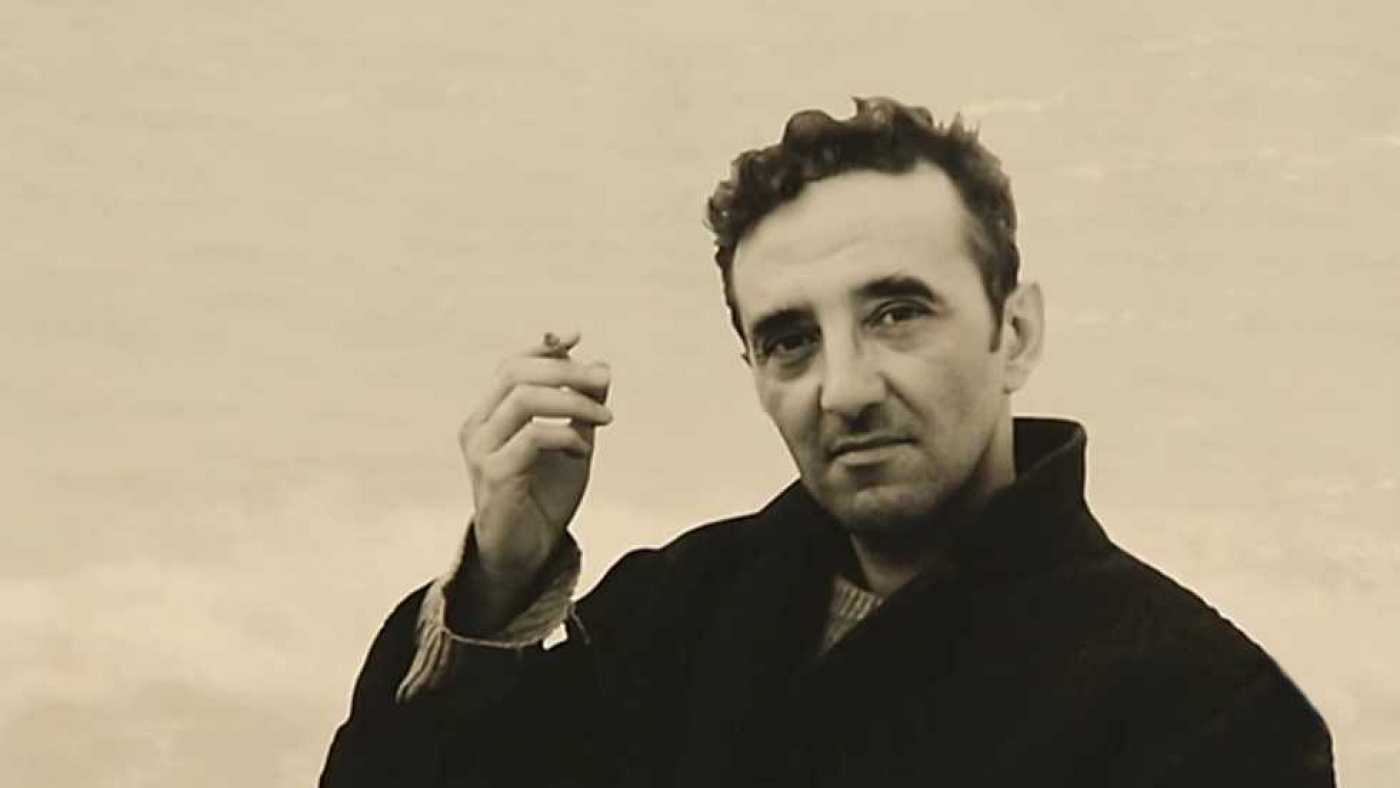 Roberto Bolaño sostiene un cigarrillo, retrato en blanco y negro del escritor chileno