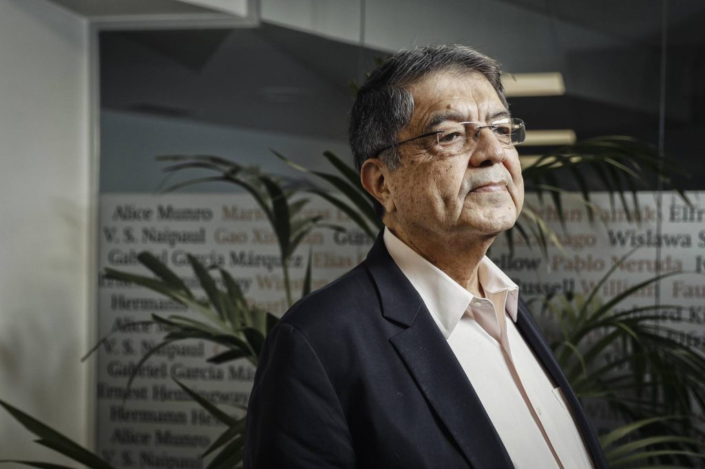 Sergio Ramírez, escritor nicaragüense y Premio Cervantes, en retrato de perfil dentro de una oficina con plantas