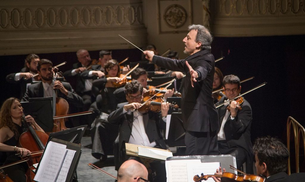 Concierto 3 del Municipal de Santiago: La entrega habitual de Attilio Cremonesi Attilio Cremonesi dirige orquesta sinfónica en concierto del Teatro Municipal de Santiago con músicos de cuerda y viento