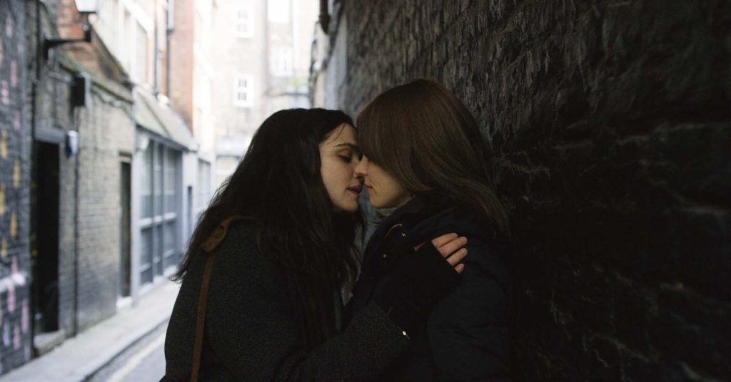 "Desobediencia", de Sebastián Lelio: El peso de la culpa Dos mujeres se besan en un callejón oscuro en una escena de intimidad y clandestinidad