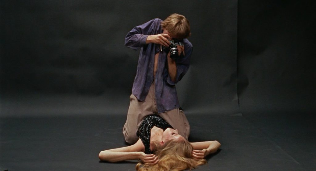 "Cine y literatura": La palabra que falta Horacio Ramírez arrodillado en escena teatral, con brazos levantados en gesto dramático sobre fondo oscuro