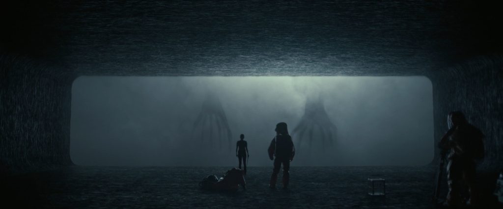 Experiencia Ovni 1974: La aparición que cambió la vida de un grupo de artistas populares chilenos Siluetas de personas observando luces misteriosas y figuras espectrales en la niebla, ambiente atmosférico y enigmático