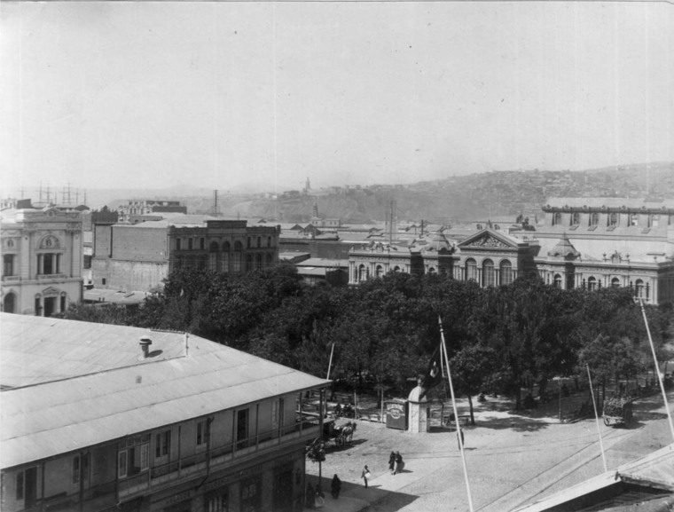 "Dos años de vacaciones", de Julio Verne: La referencia poética a Valparaíso Vista panorámica de Valparaíso en blanco y negro, con edificios coloniales, plaza con árboles y puerto al fondo
