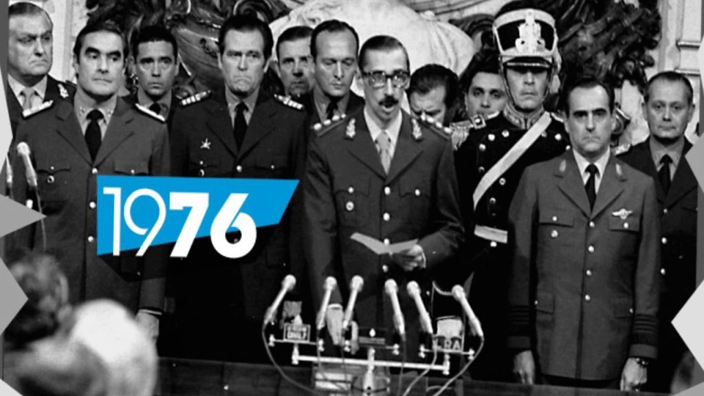 Militares en conferencia de prensa durante la dictadura argentina de 1976, período de la Reorganización Nacional