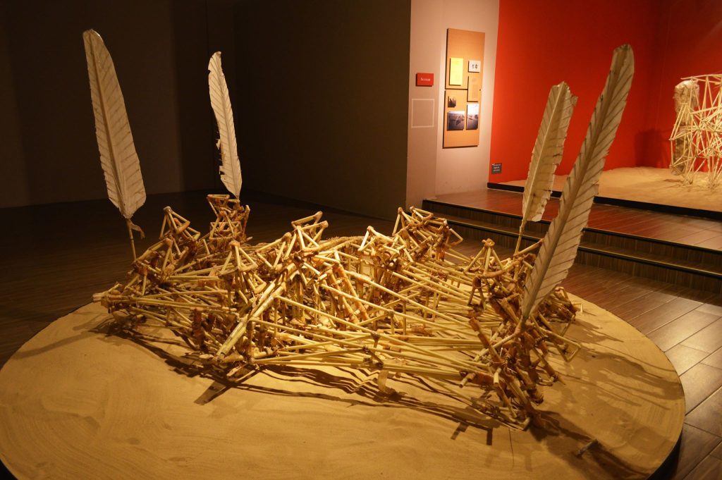 Escultura cinética Animaris Vulgaris de Theo Jansen con estructura de madera y tubo metálico en posición estática