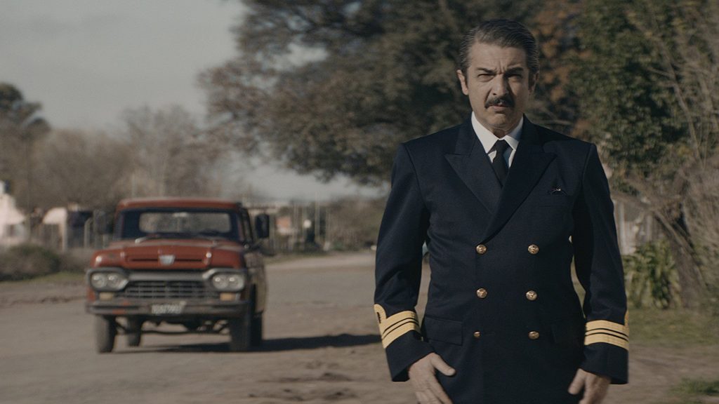 "Kóblic", de Sebastián Borensztein: En un territorio humano y político, infinitos Capitán Kóblic en uniforme militar observa el camino con vehículos detrás en escena de película