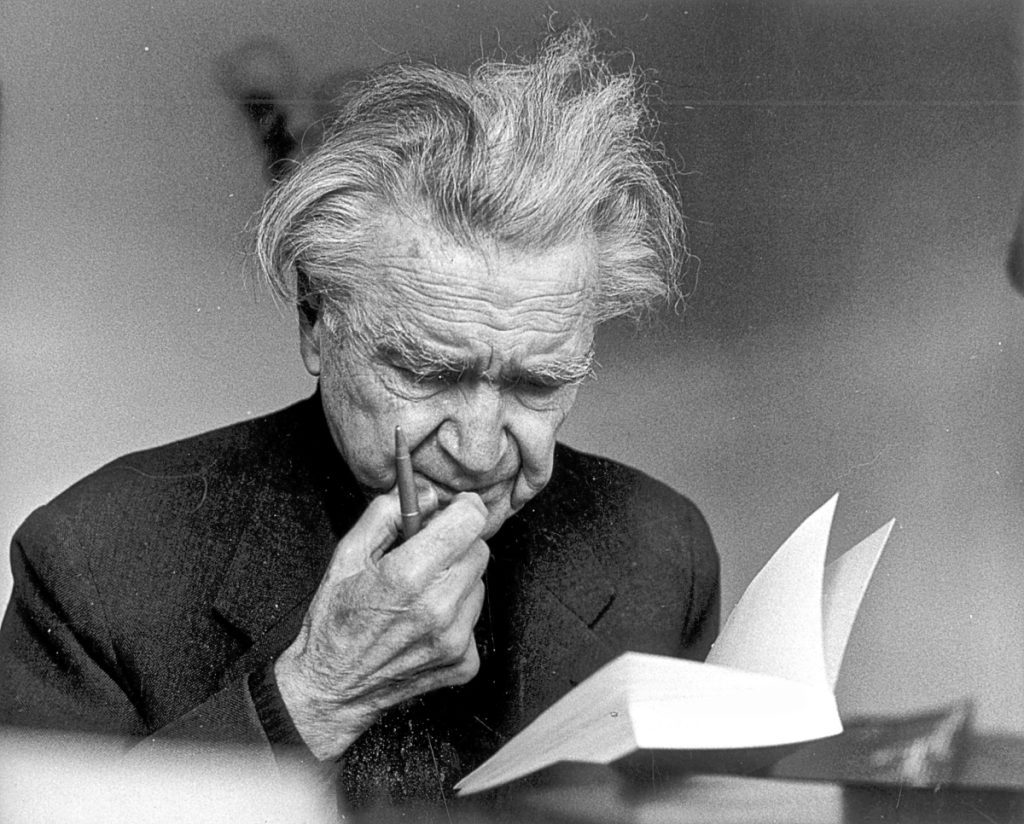 "Ser lírico": El "prólogo" de Emil Cioran para el nuevo poemario de Luis Cruz-Villalobos Emil Cioran, filósofo e intelectual, de perfil, leyendo un documento con expresión reflexiva y concentrada