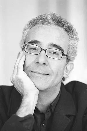 Enrique de Hériz, escritor español, retrato en blanco y negro con gafas, apoyando la cabeza en la mano