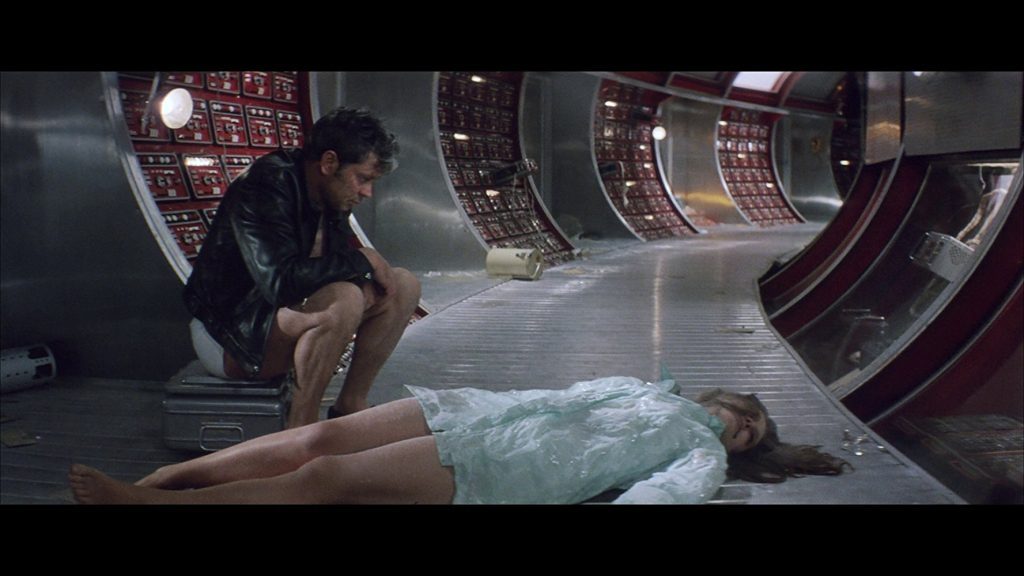 Astronauta recostado en el piso de una nave espacial futurista con paneles iluminados de fondo