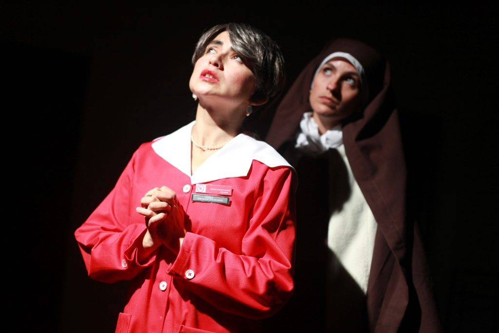 "La dama de Los Andes": El premiado montaje inspirado en la enfermedad del Alzhaimer tendrá una nueva temporada Bosco Cayo en escena teatral con vestuario rojo, interpretando personaje en montaje La Dama de Los Andes