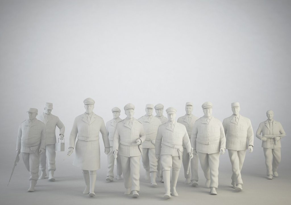 Grupo de figuras humanas en tonos blancos y grises de pie en niebla densa, composición que evoca la muerte y la ausencia