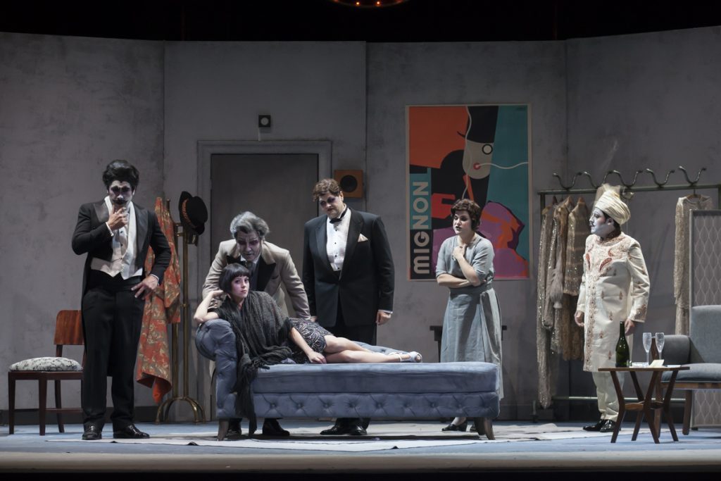 "Lulú", en el Municipal de Santiago: Los dilemas artísticos de una farsa apocalíptica Escena de ensayo general de la obra teatral Lulú en el Municipal de Santiago. Actores en escena sobre tarima