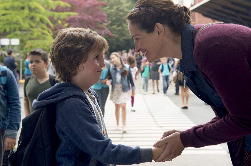 "Wonder", de Stephen Chbosky: Superar las limitaciones de la enfermedad gracias al amor Auggie sonríe mientras su hermano mayor Jordi le toma la mano en un parque lleno de gente