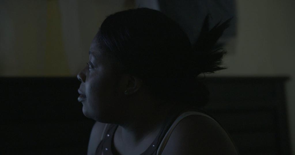 SANFIC 14: Documental "Petit Frère": Extranjeros en el planeta Hombre de perfil en penumbra, iluminación cinematográfica, expresión contemplativa, escena de documental
