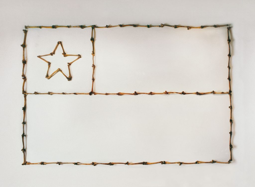 Marco rectangular hecho de luces navideñas blancas y cálidas con una estrella en la esquina superior izquierda