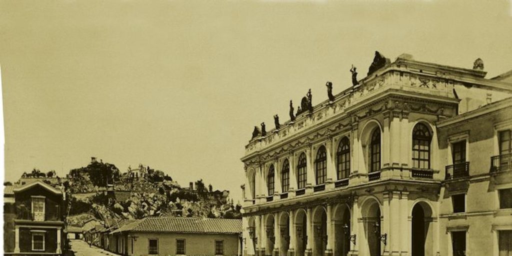 Fachada del Teatro Municipal de Santiago con arquitectura neoclásica, columnas y ornamentación, fotografía histórica