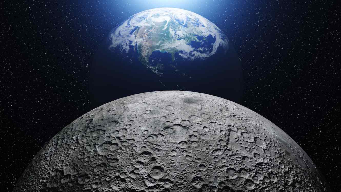 Luna gris y cratizada en primer plano con la Tierra azul de fondo en el espacio estrellado