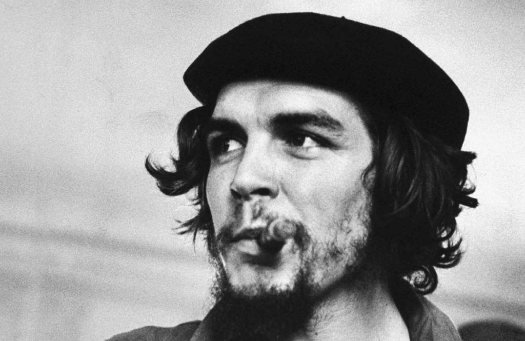 "Nuestro Che. Un viaje a la utopía", de Bruno Serrano: La ignorancia es atrevida Ernesto Che Guevara con boina negra y cigarro, retrato en blanco y negro de perfil