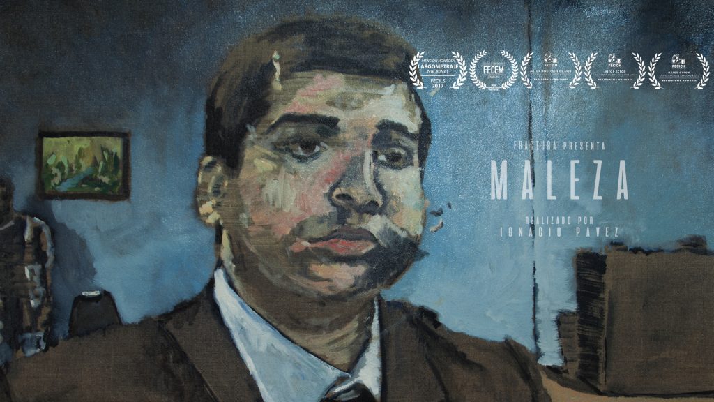 "Maleza", de Ignacio Pavez: La mala hierba que crece fuera de todo margen Hombre de mediana edad con bigote en habitación azul oscuro, escena de la película Maleza de Ignacio Pavez