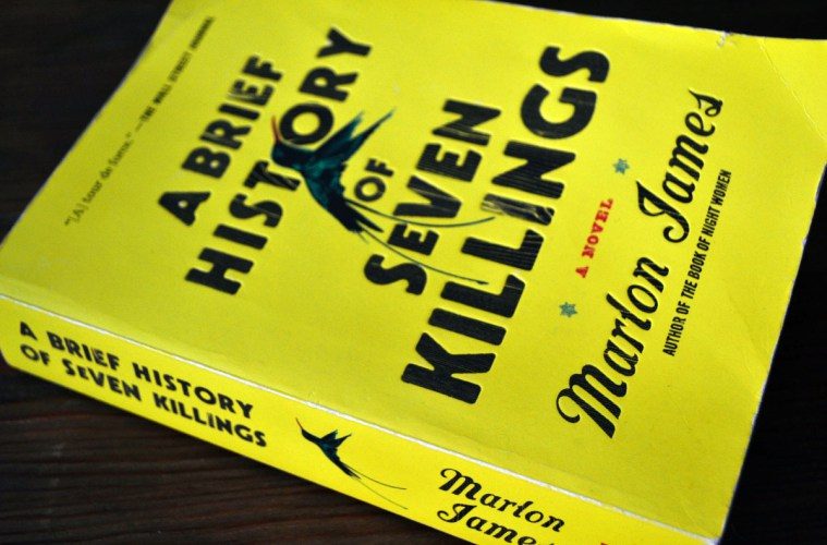 Novela "Breve historia de siete asesinatos", de Marlon James: Una ficción en contra del imperialismo Portada del libro Breve historia de siete asesinatos de Marlon James con fondo amarillo fluorescente y tipografía negra
