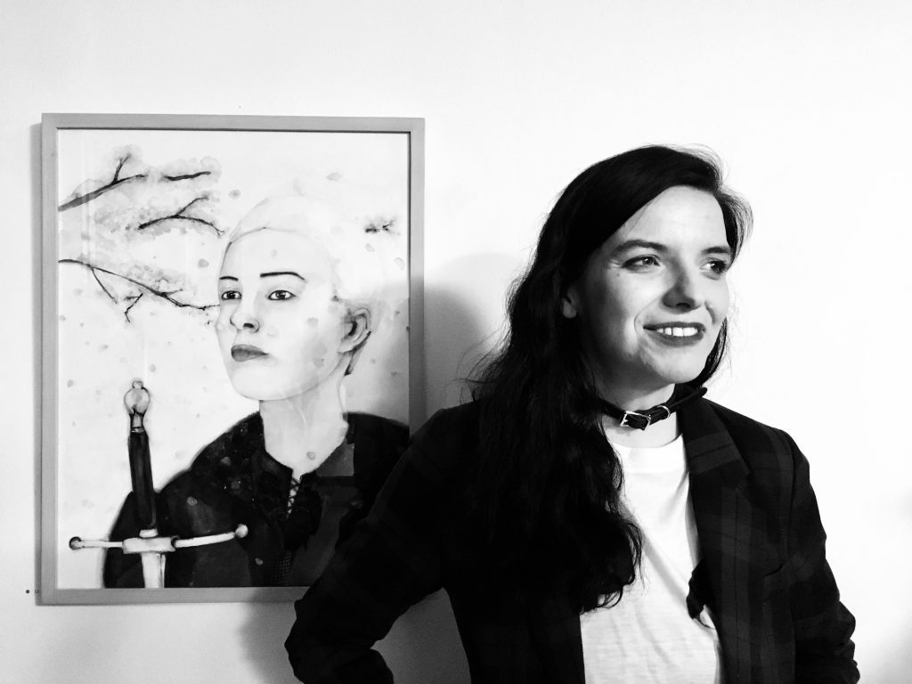 "Del brillo de la sangre y del azul de las epifanías": La muestra de Pitzi Cárdenas en el Espacio Andrea Brunson Pitzi Cárdenas junto a una obra de arte en blanco y negro que muestra un retrato de perfil de una mujer