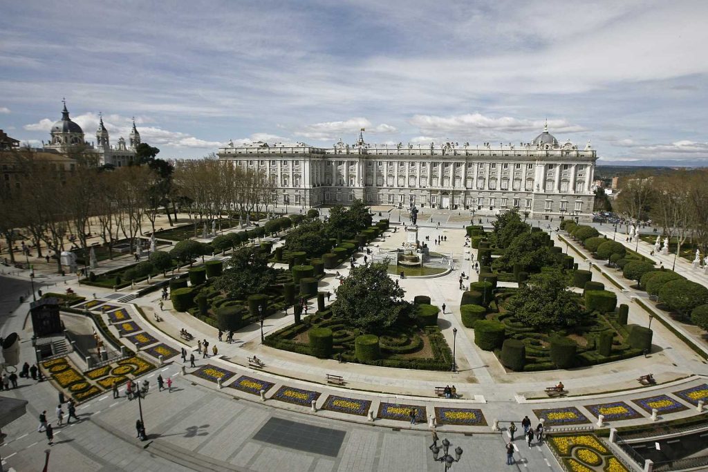Crónica "El maestro Juan Daniel Skoczdopole: Un puente entre el Teatro Real de Madrid y el Colón de Buenos Aires" Plaza frontal del Teatro Real de Madrid con jardines formales, fuente central y fachada neoclásica al fondo bajo cielo