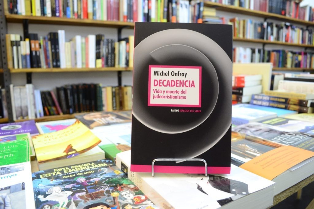 Ensayo “Decadencia”, de Michel Onfray: La aniquilación de la potencia Libro Decadencia de Michel Onfray en estantería de biblioteca con otros volúmenes de referencia cultural