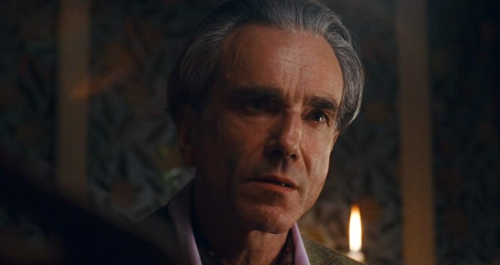 Seda y tiempo: Comentario al filme "El hilo fantasma", de Paul Thomas Anderson Hombre mayor de cabello gris en ambiente interior iluminado por velas, con expresión seria y pensativa