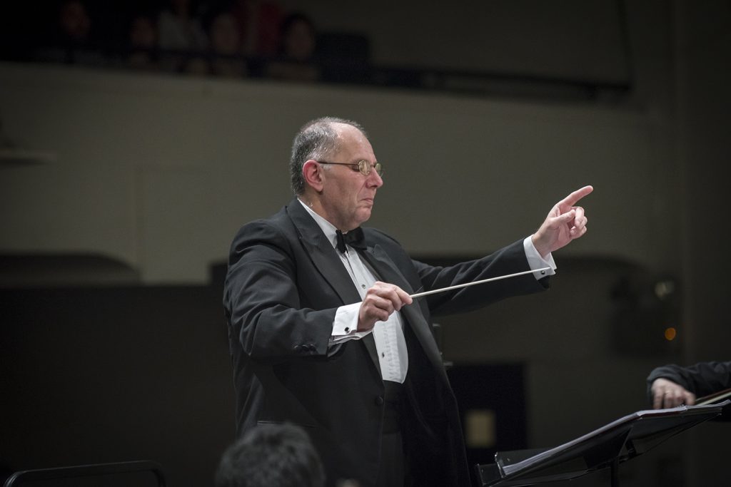 Rodolfo Saglimbeni, director de orquesta, dirigiendo con batuta durante un concierto de la Orquesta Sinfónica Nacional