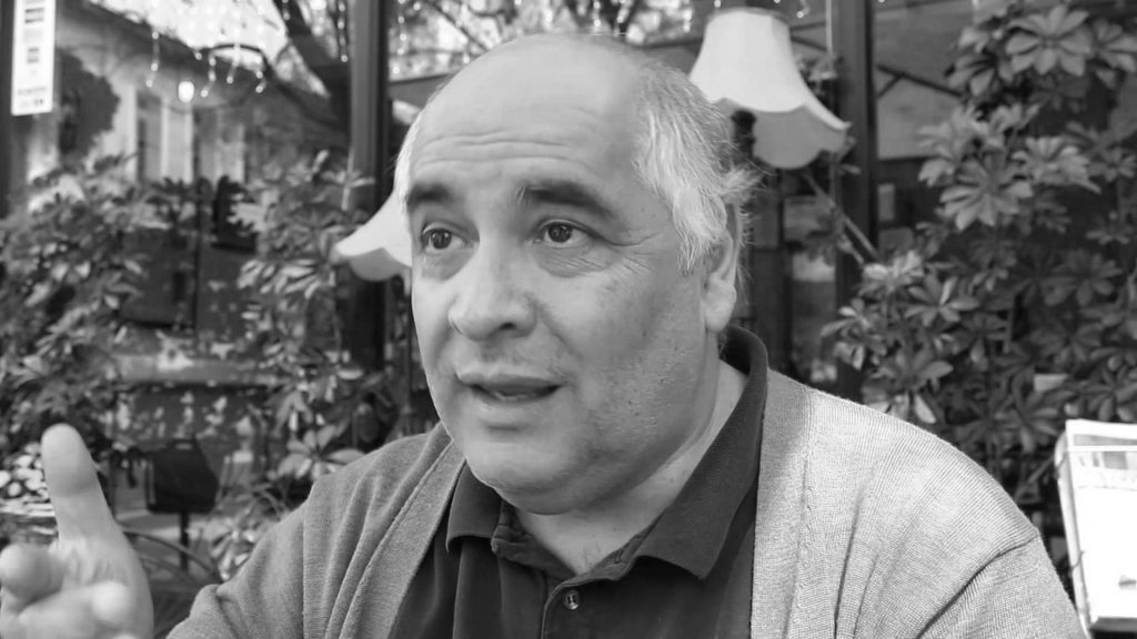 Ensayo "Proposición de un marxismo hegeliano": Crear conciencia revolucionaria Carlos Pérez Soto, filósofo chileno, en entrevista al aire libre con árboles de fondo