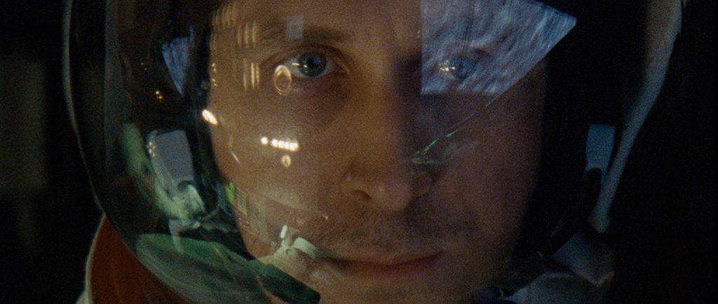 Astronauta dentro de un traje espacial, visor reflectante mostrando el interior del casco durante una misión lunar