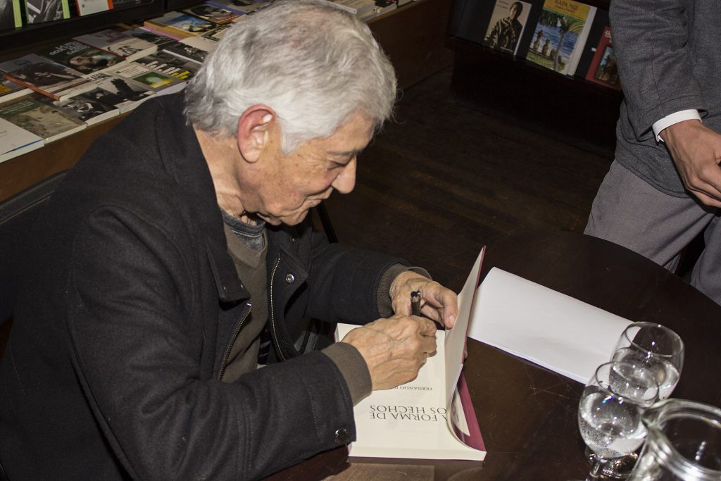 Fernando Jerez firma un ejemplar de su novela La forma de los hechos durante un evento literario