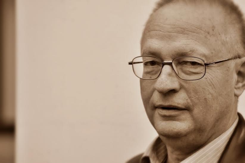 "Exposición de primavera": Una de las obras maestras de la literatura contemporánea de Europa del Este György Spiró, escritor húngaro de gafas, retrato en tonos sepia con fondo desenfocado