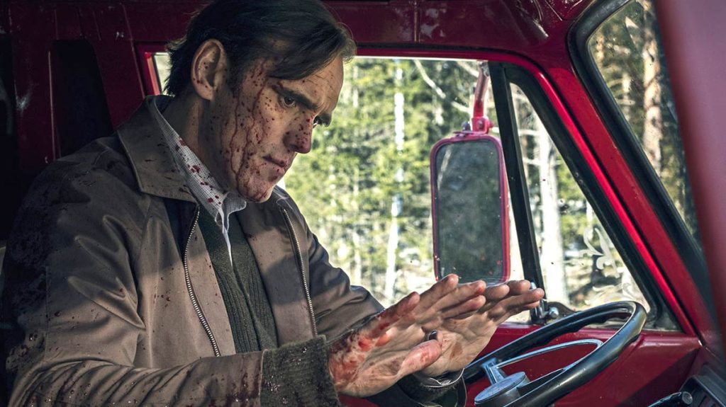 “La casa que Jack construyó”, de Lars von Trier: La perversa y sádica condición humana Hombre de mediana edad con barba dentro de un automóvil rojo antiguo, mirando hacia abajo con expresión intensa