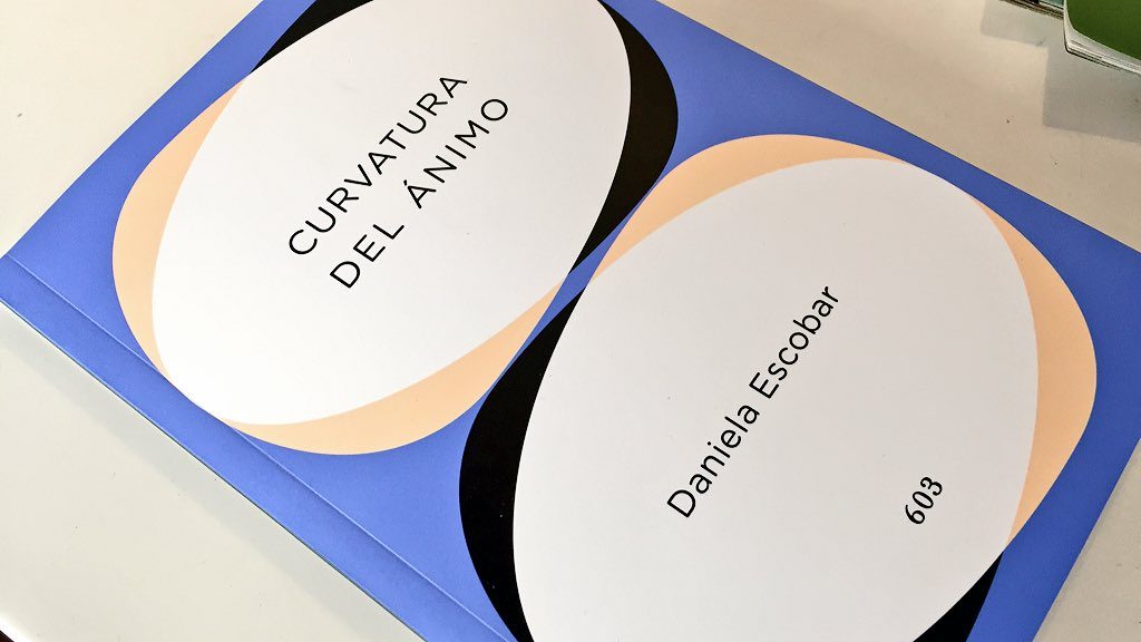 Dos pegatinas ovaladas sobre fondo azul: una con texto Curvatura del ánimo y otra con Daniela Escobar